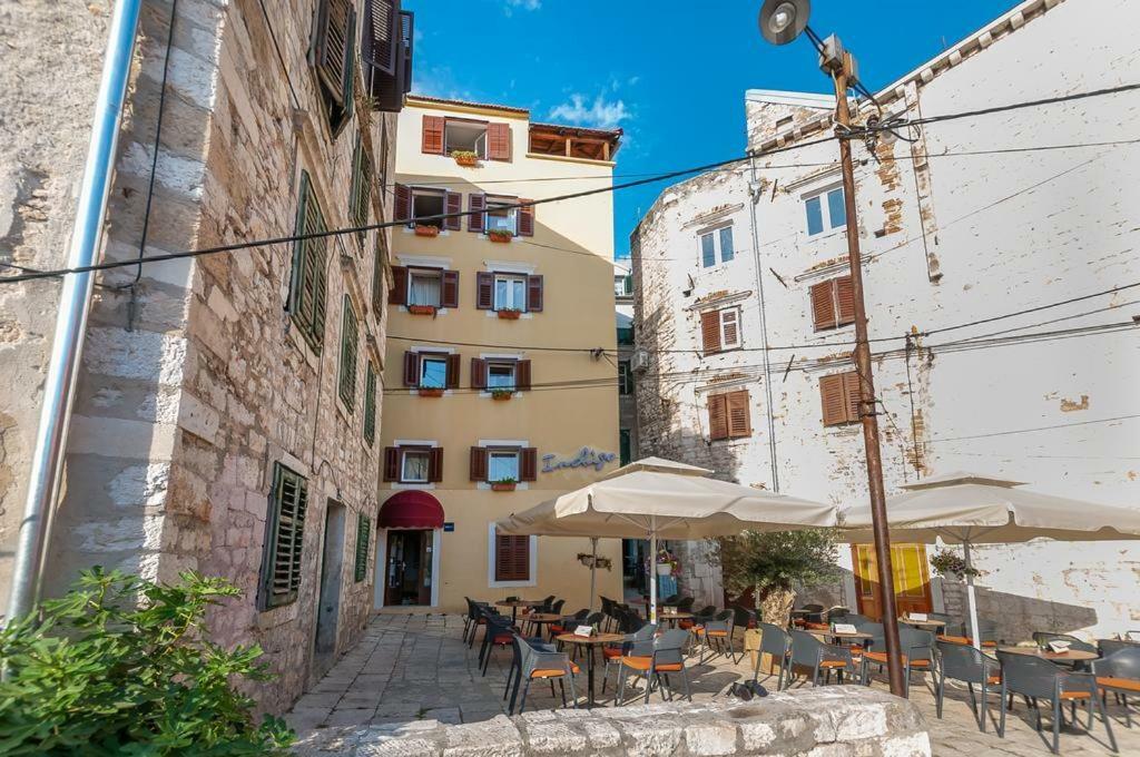 Antique - Old Town Apartment *